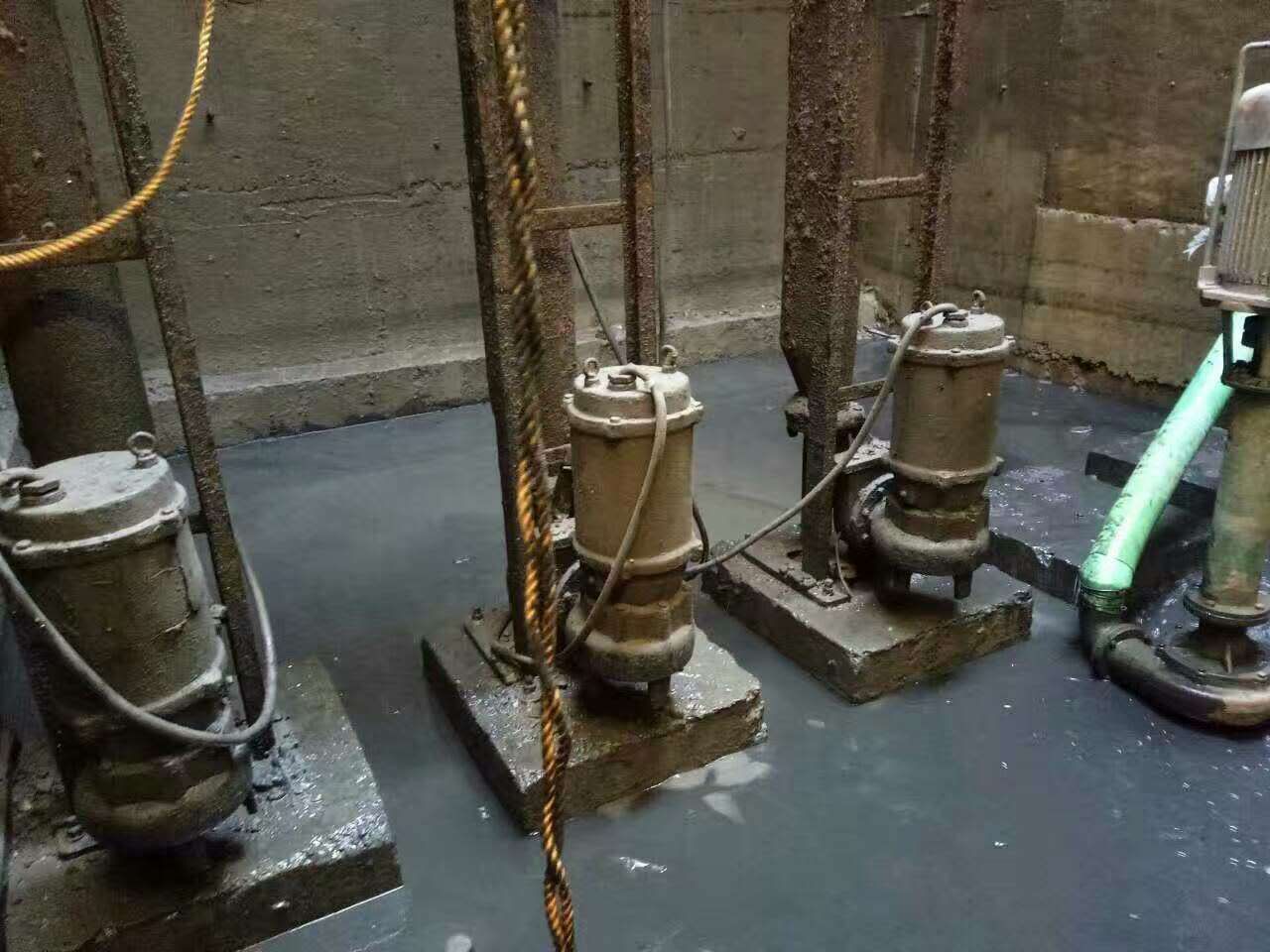 六枝特污水池清理