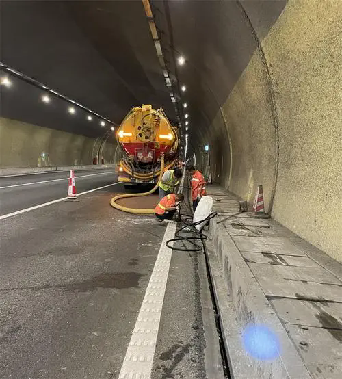 六枝特隧道排水渠清淤